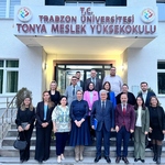 23.10.2025 tarihinde Tonya Meslek Yüksekokulu’na akran değerlendirme ziyareti gerçekleştirildi.